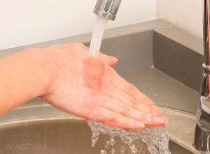 Ушиб под холодную воду